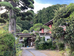 バス停目の前、河内温泉金谷旅館
約１００年のも木造数寄屋造り旅館

