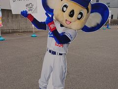 無事、「ナゴヤ球場」に到着。ドアラのパネルが、出迎えてくれていました。