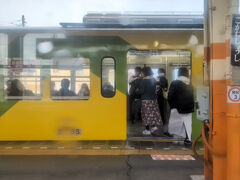 列車は途中の小金城趾で列車交換を行います。交換相手は
なの花号です。