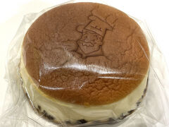 【りくろーおじさんの店】で購入した大阪限定りくろーおじさんの
チーズケーキ　1,065円の写真。

昔、食べたことがあり、下に苦手なレーズンがどっさり入っていて
チーズケーキとしては濃厚な感じではなく、
リピートすることはなかったのですが、その後、台湾カステラに
はまったおかげか好みが変わりました笑

甘さ控えめですが、ふんわりしっとり食感でくどくなく
パクパク食べることができ、おいしいです☆
レーズンは残しました。