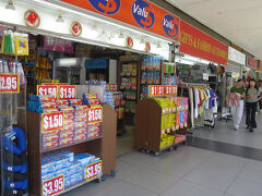 キャピトルの先は、古いショッピングモールの「ペニンシュラ・プラザ（Peninsula Plaza ）」。