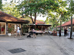 南国風のオープンエアのモール。
お散歩にはちょうどいい感じ。