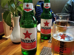 モール内をお散歩したらまずは夕食。
ビンタンピールで乾杯♪