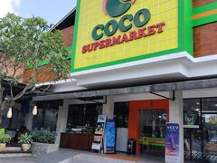 マートにやってきました。
とりあえず 滞在中の食料とお土産になりそうなものを物色してみます。