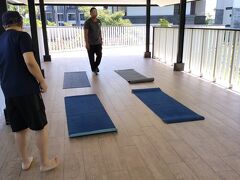 10時半、ホテルのアクティビティのヨガを受講します。
この日はプラナヤマという初めてのヨガスタイル。
呼吸法の練習でした。
結構難しい。