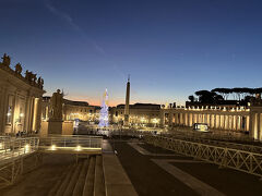 7時よりも前にゲートが開いて、セキュリティチェックなどを受けて、サン・ピエトロ大聖堂に向かいます。

朝焼けも見られました。
早起きは三文の徳ってやつですね！