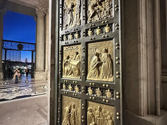 聖なる扉

内側からの写真です。