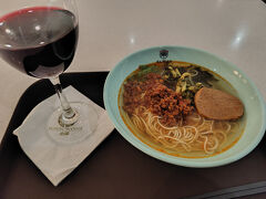 まぁ12Aだから窓側も完全窓側だからいいけど
後ろはギャレーだから・・・

そんなことを考えながら
4月の時と同じラウンジで中華麺をいただきます。

それよりも
楽天モバイルが繋がりません。
４月はスムーズに繋がってグーグルもLINEも
インスタも普通に使えたのに・・・