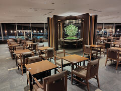 時間があるのでラウンジホッピング。
JALサクララウンジ スカイビューへ移動します。
中国東方だとJALとデルタのラウンジが使えます。

ここの丘のようになったところにソファーベッドがある
スカイラウンジが好きだったのに・・・

な～い(>_<)

知らない間に改装されて
普通のラウンジになっちゃったんだ。
最近は、下の広いラウンジばかり行っていたので・・・