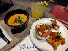出発前はデルタスカイクラブで夕食にします。
羽田ではここのラウンジが好きです♪
お酒も食事も充実。スタッフも有能でフレンドリー。

カレーもお勧めだけどJALの方が美味しいので
今回は大好きな担々麺。ちらし寿司も何気に美味しい。
ANAラウンジももっと見習ってほしい。