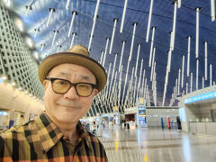 中国東方航空はカイロ線の座席指定はできないのに
勝手に12Aに指定されていて
羽田でもっと前の席をお願いしたら空席がないとのこと。

一度、入国して中国東方航空のカウンターで
チェックしてもらうとやっぱりほかに空席ないみたい( 一一)