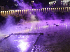 「八代将軍御汲み上げの木枠」

徳川八代将軍・吉宗が汲み上げされた際に組んだといわれる木枠が残されています。

ライトアップで湯けむりがくっきりと見えて、幻想的な景色を見ることができ満足しました。