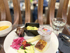 来るときに若干トラブルのあったタクシー会社Samarcanda Taxiでタクシーを呼びます。
定額55ユーロ。
今回はスムーズに行きました。
まだ暗い時間帯だったにもかかわらず、アパートの前までしっかり来てくれて、安全運転で空港まで着くことができました。

フィウミチーノ空港に到着して、ターミナル1のPlaza Premium Loungeへ。
普通に快適でした。