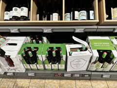 スーパーマーケットへ買い出しに。

HOFERとBILLAへ。
