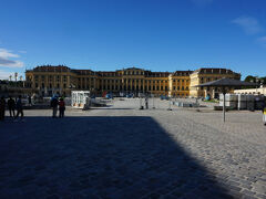 宮殿を正面から。
僕が行く直前まで何かのイベントをやっていたらしく、シェーンブルン宮殿を含め市内のあちこちで片付けが行われていました。
宮殿の入り口は建物の左端にありました。