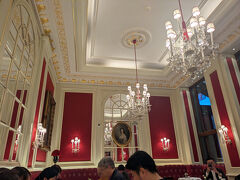 旅行6日目。
この日は朝1番でカフェザッハーに行きました。
営業は7時からですが、泊まったホテルがザッハーの隣なので、すぐに行けて便利。
行ってみると結構お客さんがいて、日本人やアジア系の方が多かったです。
一応念のため予約して行きましたが、朝1番なら特に予約は必要はなかったかと思います。