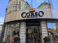 さらにその後にバラマキ用のお土産を買いに、スーパーのBilla Corsoへ。
このお店は日曜日もやっている貴重なお店です。
この前日の日曜日にも来てみたのですが、ほかのお店が閉まっているせいか大混雑だったので、月曜日に出直しました。
このあとホテルに戻って休憩して、晩御飯を食べに行きました。