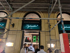 最後の夕食は人気店のフィグルミュラーへ。
本店と支店があって、行く1か月前にネットで予約して行ったのですが、その時点で本店は18～20時は満席、支店も19時と19時半は満席と大人気でした。
僕は支店の方に18時半に予約して行きました。
店に到着すると、お店の前には行列が出来ていました。さすが人気店です。