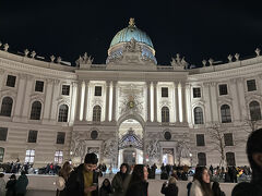 ホーフブルク王宮を見ながら進みます。