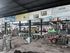 軽く休憩して、夜ゴハンに。
シンドゥ市場で軽く食べて、例の飲み屋へ行きましょう。