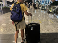 Gojekを呼んで空港まで、1時間半かかって105,000Rp。
この時間、メチャクチャ混んでます。