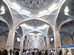 Alisher Navoi駅。ブルーラインのこの駅は恐らく一番有名な駅で、まるでモスクの中の雰囲気。

メトロの乗客はイスラム系(古代から居るウズベク人でアジアの雰囲気もします)・ロシア系(白人)・東アジア系(昔に韓国から移住したそうです)など多民族です。