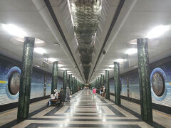 Kosmonavtlar駅。この駅も芸術的です。宇宙飛行士が描かれて、この青は宇宙を表現しています。