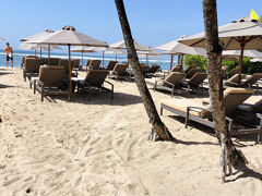 せっかくなので海に来てみました。
プライベートビーチですがホテル隣接ではないので
ホテルからシャトルバスに乗ってやってきます。