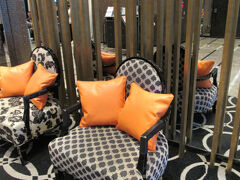 【アパホテル＆リゾート〈六本木駅東〉】

8時前に起床し、昨晩買っておいたパンとコーヒーで朝食を済ませ、（11時まで無料でチェックアウトを伸ばせるのですが）9時にチェックアウト。カードキーをドロップボックスに入れてるだけ。六本木駅に向かいます。