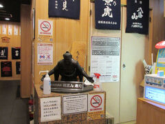 【ちゃんこ江戸沢 両国総本店】

ランチタイムですが、予約なし、待ち時間なしで個室に案内されました。
従業員は外国人が多いようですが、言葉使いも、接客もちゃんとしてます。