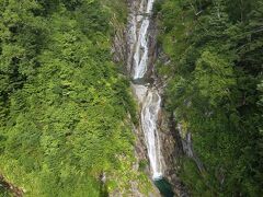 この落差、すごい迫力です！
こんな滝が見られるなんて、知らなかった。
こちら、中御所渓谷の、三十八滝の一つ
の滝だと思われます…