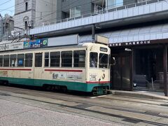 富山市内を走る路面電車。