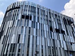 念願のガラス美術館にやって来ました。