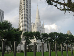 18時過ぎ、歩いて「ラッフルズ・ホテル」に出かけます。
先ほど地下道の検証をしたので、今回は地上の別ルート。

白亜の「セント・アンドリュース教会」、その後ろの「スイソテル・ザ・スタンフォード」を脇目に路地を進み、