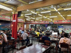 本日の晩ご飯は周回道路沿いの「ラノーン2」にて。この日も地元民で大盛況でした。