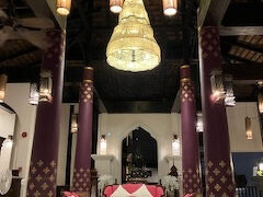 ホテルに戻りました。エントランスホールは立派な造り。比較的老舗の部類かな。