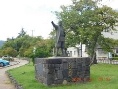朝一番に萩にやってきました。

駐車場の出口に久坂玄瑞の銅像が。

誰もがしっている長州の英雄ですね。

残念なことに禁門の変で亡くなっています。享年25。

久坂玄瑞は写真がなく肖像画があるだけみたいです。
