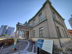 天神中央公園を通って一蘭本社総本店へ向かいます。

旧福岡県公会堂貴賓館。