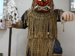 秋田空港
レンタカーのピックアップを待つ間に、なまはげ様にご挨拶を
気温は２３℃、とても涼しく感じました(^_^)
