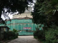 わざわざ歩いて
聖ギオルギス教会まで来たのに閉まってます。
これは門越しに撮ったもの。工事中だし・・・

近くの人や警備員に聞くと
「9時に開く」という。いまは2時40分くらい。
えっ？夜の9時？

仕方なく諦めたけど
後になって考えるとエチオピア暦は
年や日だけじゃなくて時刻もエチオピア時間だった？
3時に開くってこと？待ってればよかった。