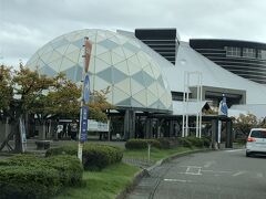 さて「道の駅新潟ふるさと村」にやってきました。

新潟市からちょっと離れている。帰りのインターチェンジ「新潟中央」を通り越して”おみやげ漁り”にやってきました。

しかし、駐車場が激混みで３周した・・・加えて、友人が来たいと思ってここに寄ったが、友人は、わたしが来たいと思ってた、という双方の思い込みで、”無理して寄らなくても良かった”のが互いの本音であったという事が判明。