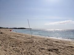 ビーチに到着。
ずっと先に見えるのが昨日行ったマリオットのプライベートビーチ。