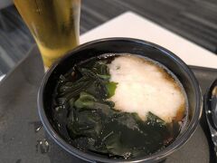 アシアナだけど、早朝はANAの一箇所しか空いておらず、搭乗口と逆方向だけどラウンジで。