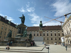 シシィ博物館　２０ユーロ（パス込）
中の広場に入って、５分ほど待ちました。日差しが暑い。