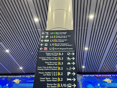 18時くらいには、出口にでてこれました。案内を見ると、右側の２階に本日１泊するサマサマホテルがあるようです。
