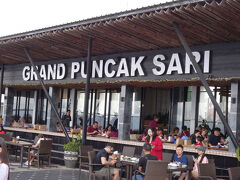 午後１時半過ぎ、景勝地キンタマーニ高原の絶景レストラン Grand Puncak Sari Restaurant に到着です。