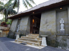 ゴアガジャ遺跡の後は、少し早めの夕食。
（バリ舞踊の開始時間に間に合うように）

ここは、The Ubud Village Resort & Spa 内にある レストラン Angkul-Angkul。
ホテルの広い敷地の中、奥の離れにありました。