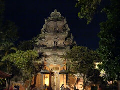 レストランを出発して、午後７時頃、ウブド王宮に到着しました。
この広場で、7時30分から バリ舞踊が始まります。
すでに大勢の観光客で、席を探すのにタイヘン。
とにかく少しでも開いている場所を探しました。