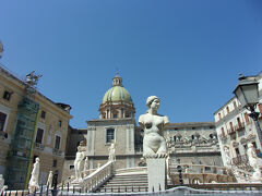 30を超える裸体彫刻が噴水のまわりを取り囲むプレトーリアの噴水です。