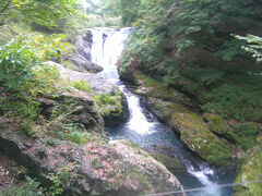 こちらが多留姫の滝．大きな滝ではありませんが，風情のある滝でした．多留姫は諏訪大社の祭神である建御名方神の娘だそうです．